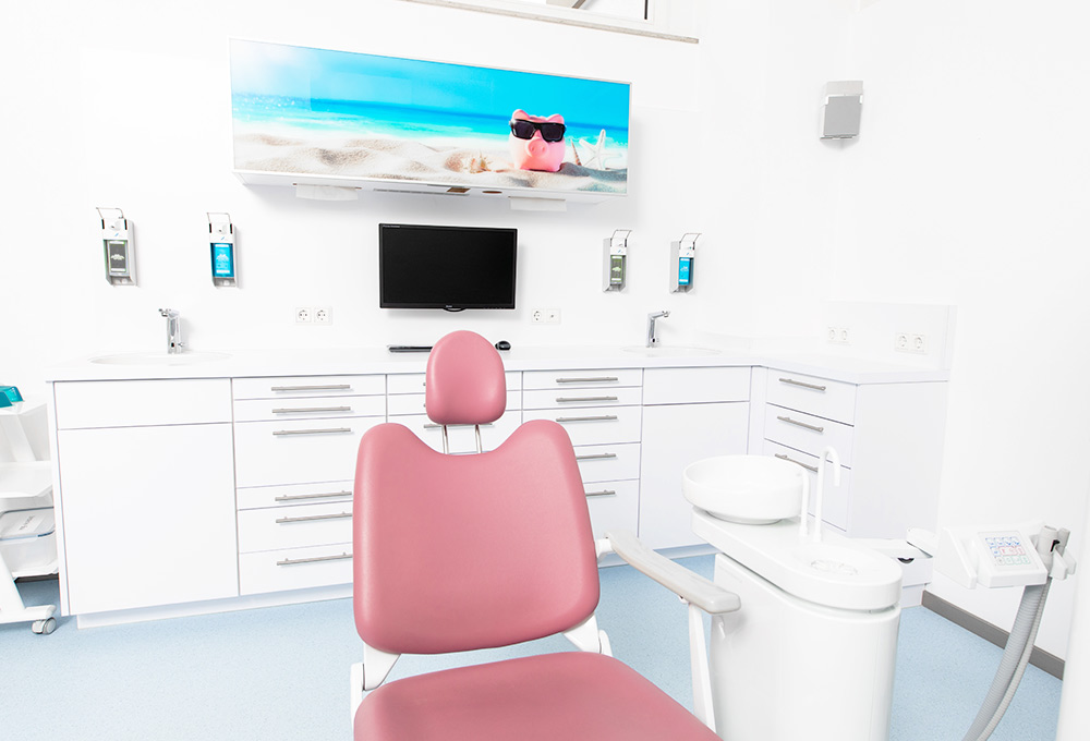 Modernes Behandlungszimmer in der Zahnarztpraxis Dr. Gallenbach in Eberbach.